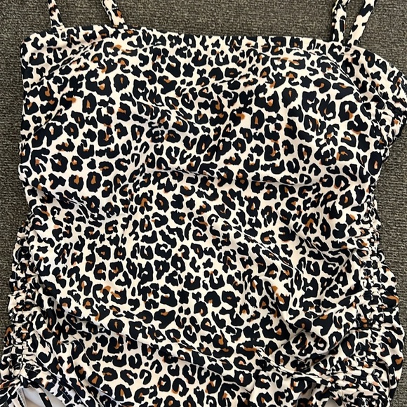 Kona Sol Leopard Print Ruched One
Piece Swim Suit Size L - Picture 4 of 14